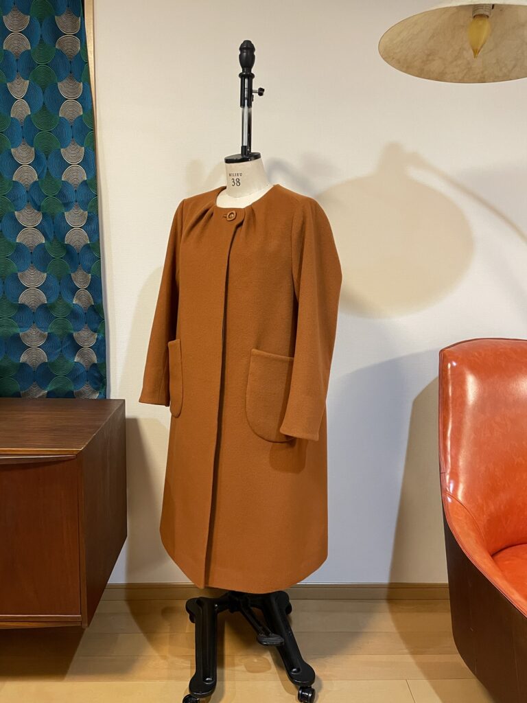 トルソーの高さは164センチくらいの身長で着せてます