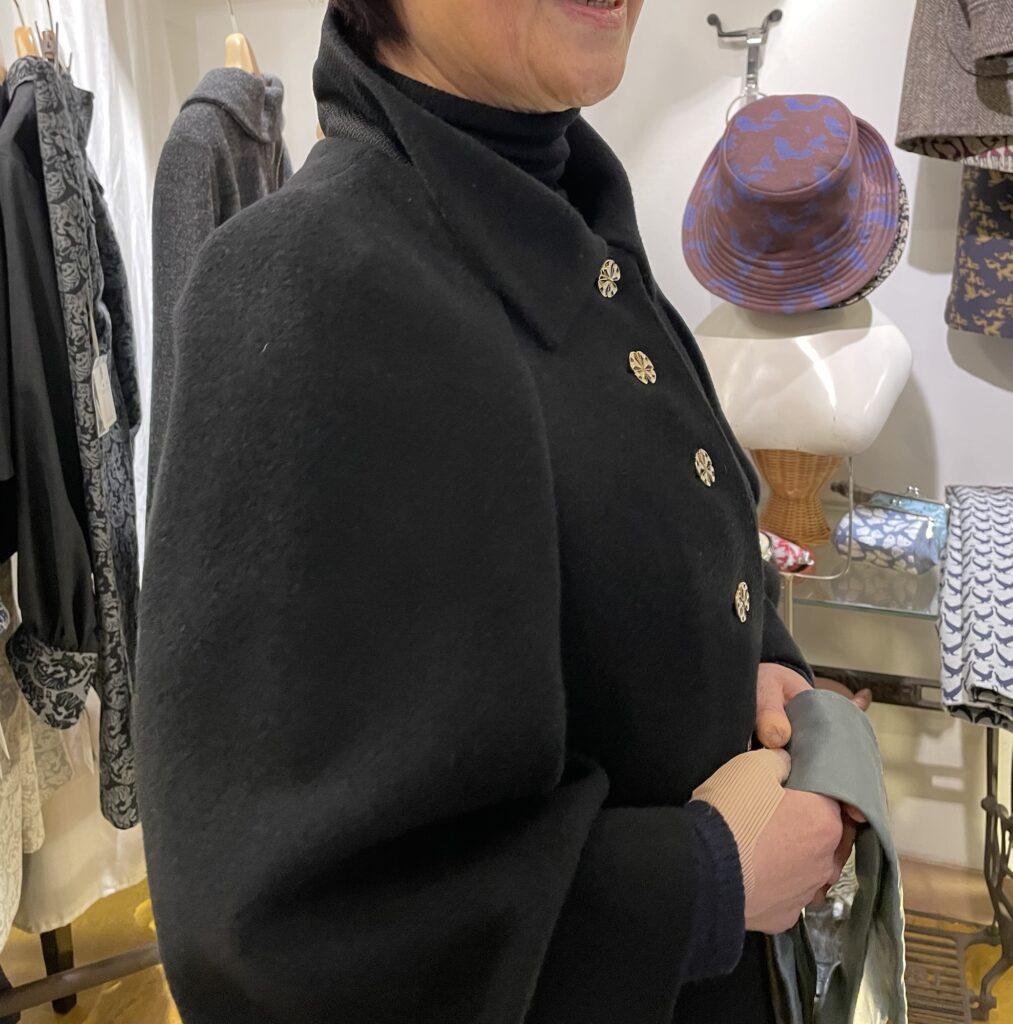 裏地とボタンは派手めの黒コート