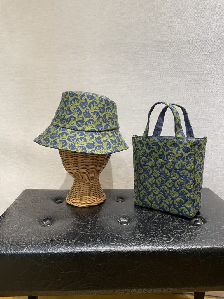 リバーシブルの帽子と小バッグ